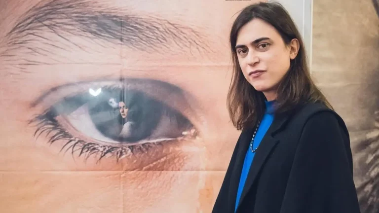 francesco-costabile-davanti-alla-locandina-del-film-familia-foto-da-instagram