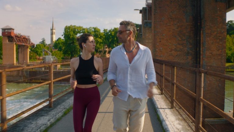 Friends Common, the review: a romantic comedy but..