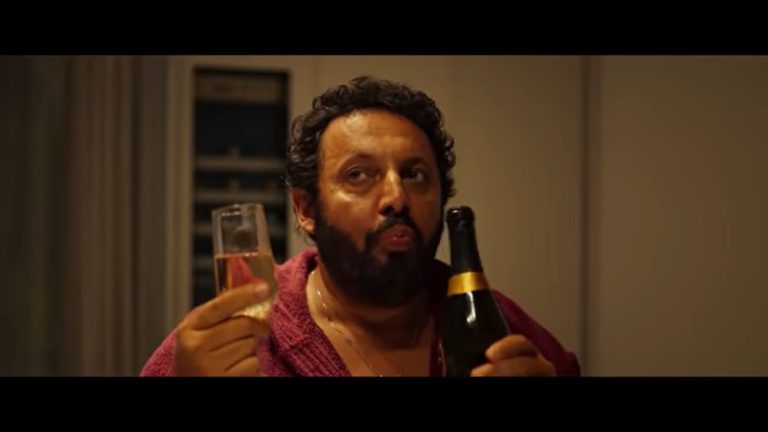 Another life, the comedy with Enrico Brignano tonight on TV