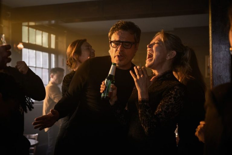 Alice & Steve, love and hate among old friends: the review of Disney+ English comedy