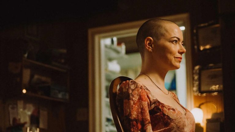 Bugonia, on Sky comes the new film of visionary Yorgos Lanthimos, between social satire and thriller