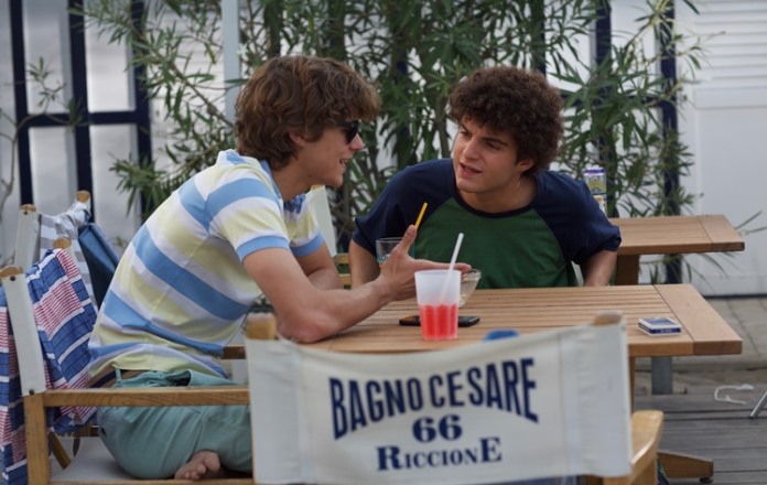 Under the sun of Riccione, the film tonight on TV on Cine34