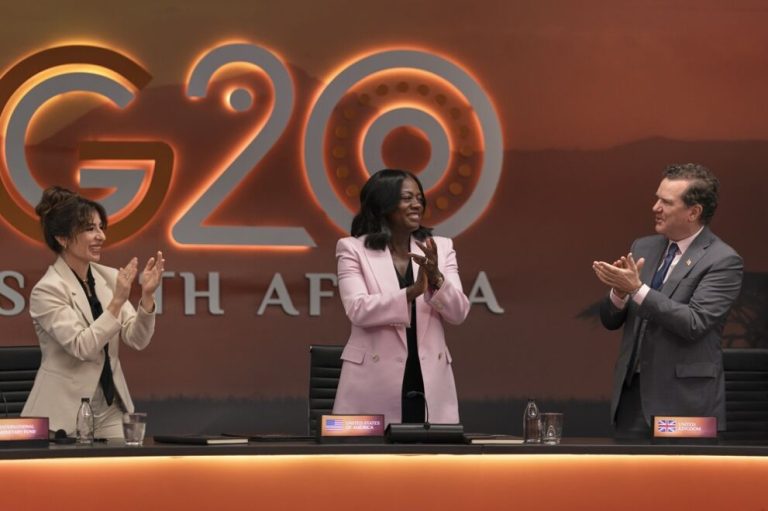 G20, Viola Davis is US President under attack in the thriller tonight on Italy 1 with Sabrina Impacciatore